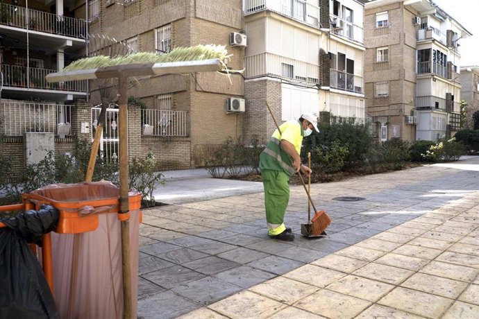 Archivo - Operario de lalimpieza en el barrio de Ciudad Aljarafe