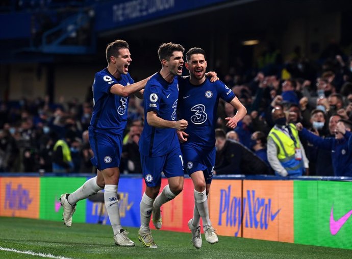 18 May 2021, United Kingdom, London: Chelsea's Jorginho (R) celebrates scoring his side's second goal during the English Premier League soccer match between Chelsea and Leicester City at Stamford Bridge. Photo: Glyn Kirk/PA Wire/dpa
