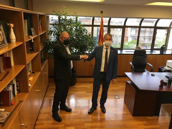 El exconseller Josep Bargalló (i) traspasa la cartera de Educación a Josep Gonzlez-Cambray (d)