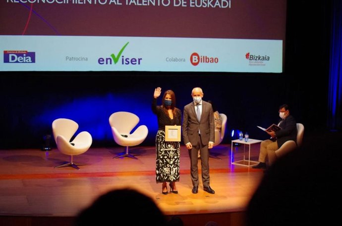 El consejero Josu Erkoreka entrega a la escritora Dolores Rendondo el premio TopTalent del diario Deia