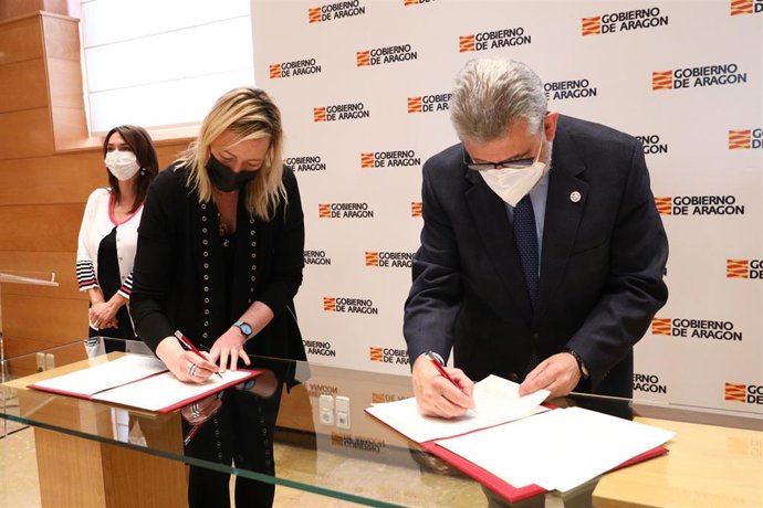 Gastón firma con la Universidad de Zaragoza el convenio para impulsar la Cátedra de Economía Social.