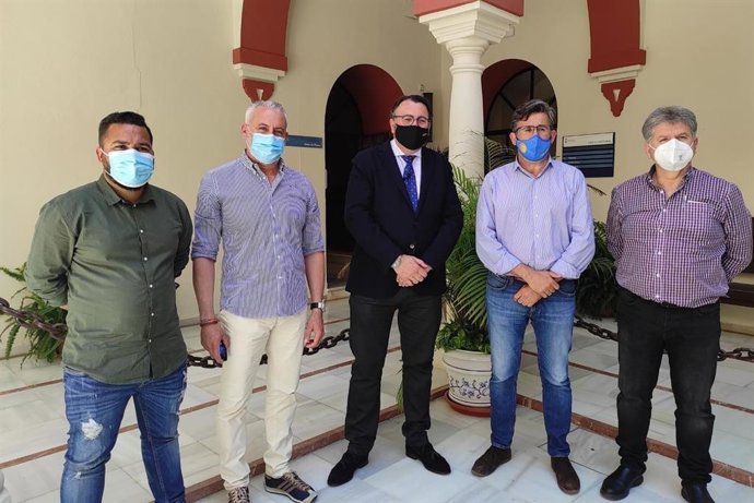 El delegado de Fiestas Mayores del Ayuntamiento de Alcalá de Guadaíra, Enrique Pavón. Con representantes de la Asociación de Feriantes.