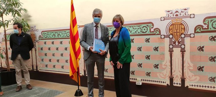 La exconsellera Alba Vergés y el nuevo conseller de Salud de la Generalitat, Josep Maria Argimon, durante el acto de relevo de carteras