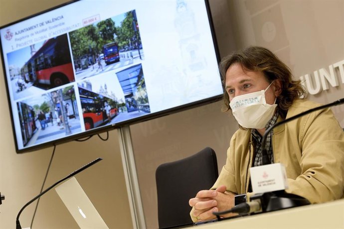 El edil de Movilidad Sostenible en Valncia, Giuseppe Grezzi, en la rueda de prensa.