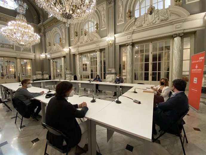 La concejala de Desarrollo Innovador de los Sectores Económicos y Empleo, Pilar Bernabé, se reúne con la Asociación de Comerciantes del Centro Histórico y la Federación de Comercio.