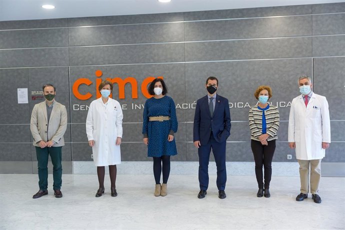 De izquierda a derecha: Elías Rodríguez Toral, M Pilar Civeira, Uxúe Itoiz, el consejero Mikel Irujo, Iciar Astiasarán y Antonio Pineda-Lucena, en el Cima Universidad de Navarra