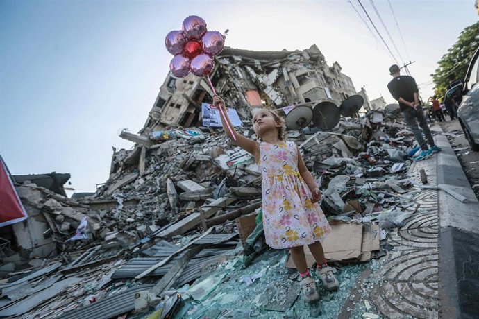 Una niña con globos en la Franja de Gaza