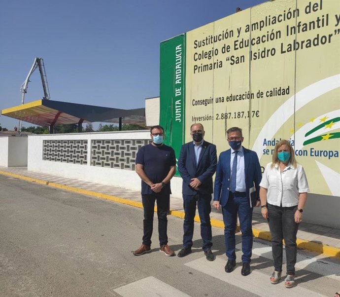 Visita de la Junta con motivo de la ejecución de las obras de la segunda fase del nuevo edificio del colegio de Infantil y Primaria (CEIP) 'San Isidro Labrador' de El Chaparral, en Albolote (Granada).