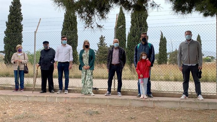 El portavoz de MÉS per Marratxí, Joan Francesc Canyelles, junto a vecinos de Marratxí en contra del parque fotovoltaico de Son Bonet.