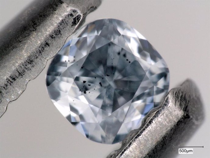 Este primer plano de un diamante súper profundo resalta sus inclusiones, que se ven como puntos negros. Inclusiones como estas proporcionan evidencia geoquímica de que una placa oceánica que se hunde puede transportar agua y otros fluidos en el manto