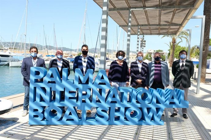 El vicepresidente y conseller de Transición Energética, Sectores Productivos y Memoria Democrática, Juan Pedro Yllanes, junto al equipo de la Palma International Boat Show