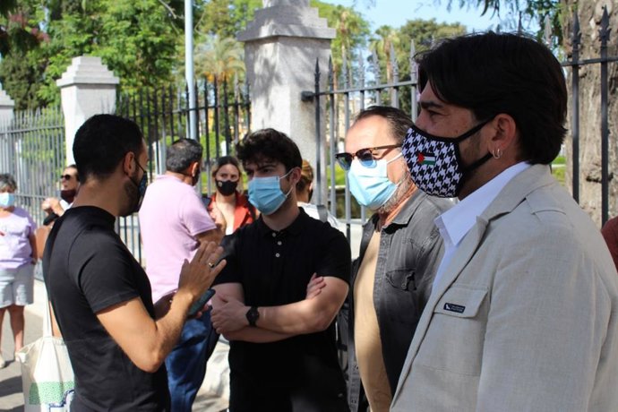 Ismael Sánchez, en la concentración celebrada junto al Parlamento, para pedir planes de empleo propios para ayuntamientos