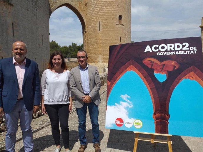 Archivo - Los candidatos de MÉS, Miquel Ensenyat, PSIB, Francina Armengol, y Unidas Podemos, Juan Pedro Yllanes, durante la firma del acuerdo de gobernabilidad en el Castillo de Bellver