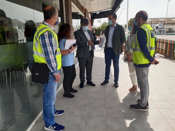 El alcalde de Palma, José Hila, la regidora de Seguridad Ciudadana, Joana M. Adrover, y el presidente de Emaya, Ramon Perpiny, en su visita de este miércoles.