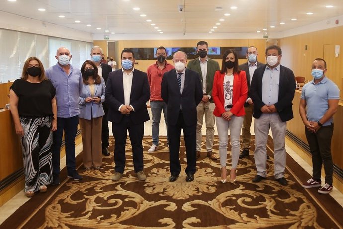 El presidente de la Diputación de Sevilla, Fernando Rodríguez Villalobos, con representantes de las entidades responsables de la recogida de RSU