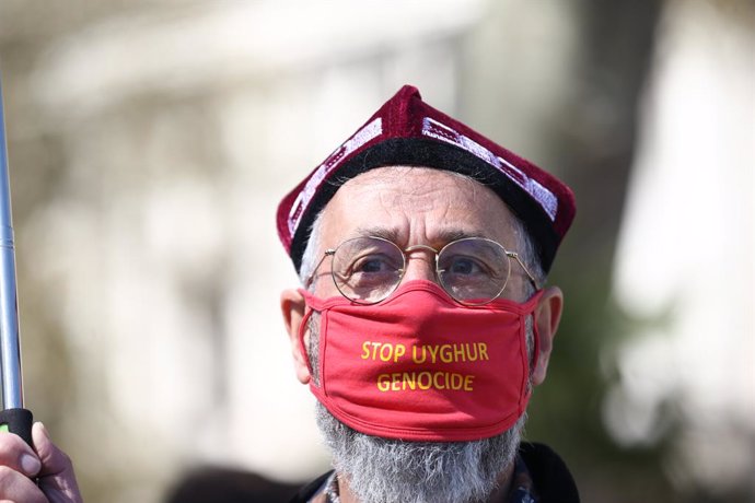 Archivo - 22 April 2021, United Kingdom, London: A man takes part in a Uyghurs demonstration at Parliament Square, which is being held ahead of a House of Commons debate, bought by backbench MP Nus Ghani, on whether Uyghurs in China's Xinjiang province 