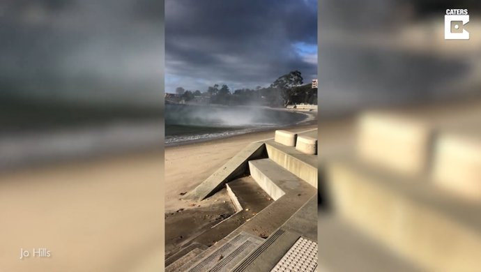 Filman una hipnótica manga de agua cerca de una playa en Australia