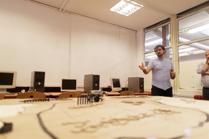 Archivo - Un profesor de FP impartiendo clase en un centro de Madrid