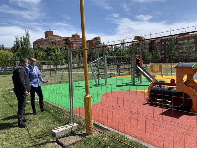 El alcalde de León, José Antonio Diez, y el concejal de Desarrollo Urbano, Luis Miguel García Copete, visitando el parque de La Tolerancia.