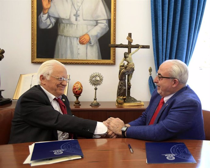 El Padre Ángel, presidente y fundador de Mensajeros de la Paz, junto a José Luis Mendoza, presidente de la UCAM, durante la firma de la nueva cátedra, que ha tenido lugar en la sede de la Universidad Católica de Murcia.