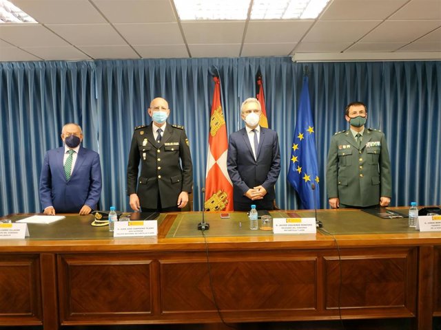 El delegado del Gobierno, en el centro, durante la rueda de prensa en la que ha informado de datos de criminalidad en CyL.