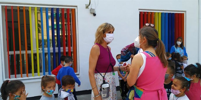 La delegada territorial de Educación y Deporte de la Junta de Andalucía en Córdoba, Inmaculada Troncoso, en su visita a la Escuela Infantil Parque Fidiana.