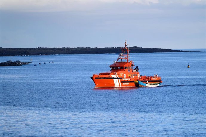 Un barco de Salvamento Marítimo llega al Puerto de los Cristianos en el sur de la isla de Tenerife