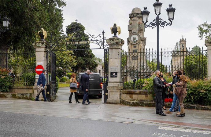 Familiares de Déborah Fernández a su llegada al cementerio de Pereiró para la exhumación del cuerpo de Débohah Fernández, a 18 de mayo de 2021.
