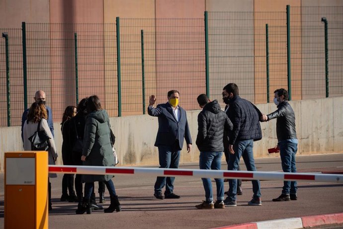 Archivo - El líder de ERC y exvicepresidente del Govern, Oriol Junqueras (c), a su salida de la cárcel de Lledoners donde cumple condena por el 1-O.