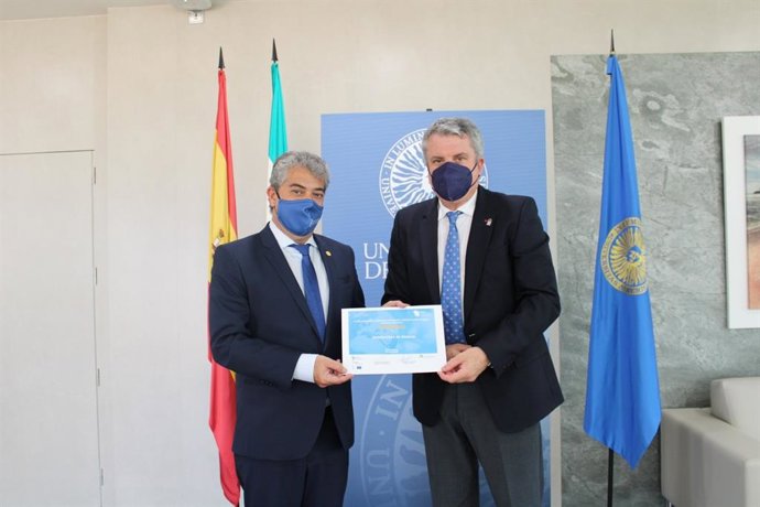 El rector de la UAL, Carmelo Rodríguez, y el delegado territorial de Salud y Familias, Juan de la Cruz Belmonte