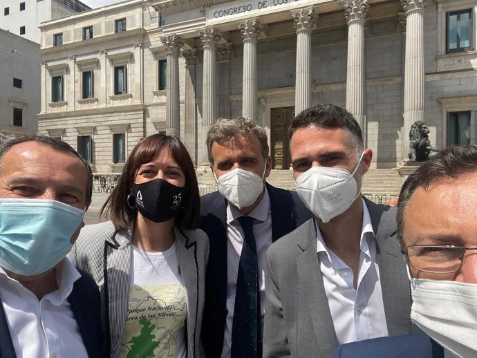 José Luis Ruiz Espejo, secretario general del PSOE de Málaga, junto a congresistas y senadores socialistas