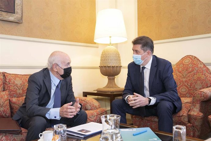 El concejal de Turismo, Juan Ignacio Borrego, y el presidente de la Confederación de Empresarios de A Coruña (CEC), Antonio Fontenla, mantienen una reunión en el consistorio