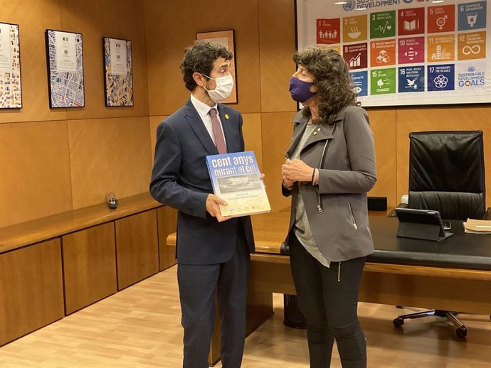 El exconseller Dami Calvet ha obsequiado a la consellera Jord con un libro del Servei Meteorolgic de Catalunya.