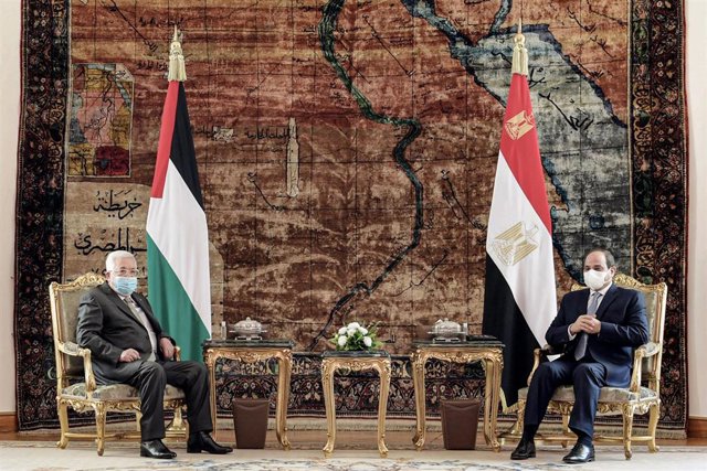 Archivo - El presidente palestino, Mahmud Abbas, y su homólogo egipcio, Abdelfatá al Sisi.