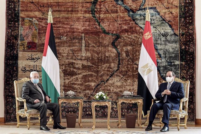 Archivo - 30 November 2020, Egypt, Cairo: Egyptian President Abdel Fattah al-Sisi (R) meets with Palestinian President Mahmoud Abbas at the Presidential Palace in Cairo. Photo: Thaer Ganaim/APA Images via ZUMA Wire/dpa
