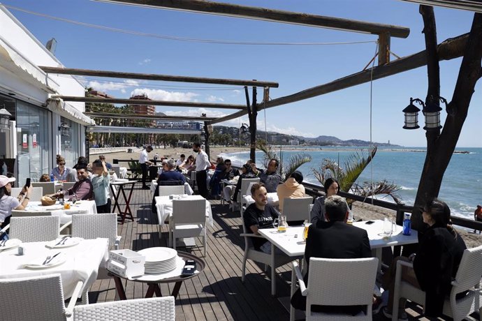Malagueños y visitantes disfrutan de las playas y los chiringuitos  de la capital, en la imagen la playa de la Malagueta, a 02 de mayo del 2021, en Málaga a 02 de mayo 2021