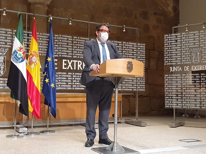 El vicepresidente segundo y consejero de Sanidad y Servicios Sociales de la Junta, José María Vergeles, en rueda de prensa para informar sobre la situación de la pandemia en Extremadura