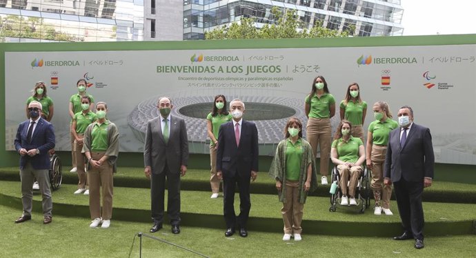 Foto de familia de las deportistas olímpicas y paralímpicas con Alejandro Blanco, Ignacio Galán, Hiramatsu Kenji y Miguel Carballeda en la sede de Iberdrola