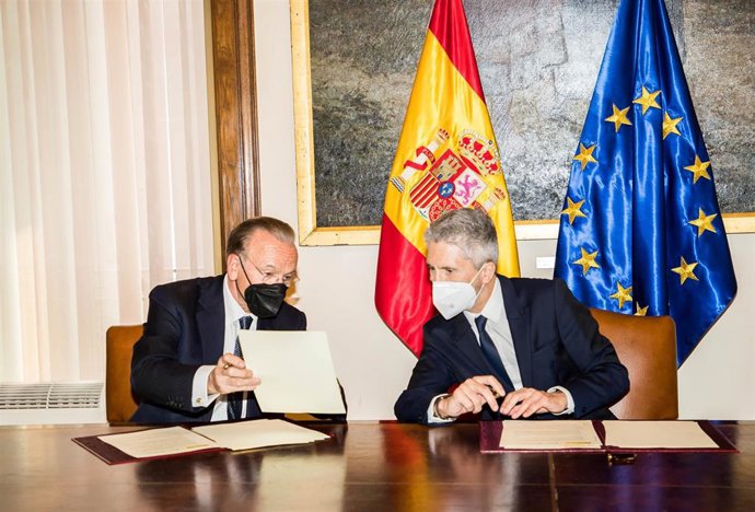 El ministro del Interior, Fernando Grande-Marlaska, y el presidente de la Fundación la Caixa, Isidro Fainé, minutos antes de empezar el acto para impulsar Reincorpora.