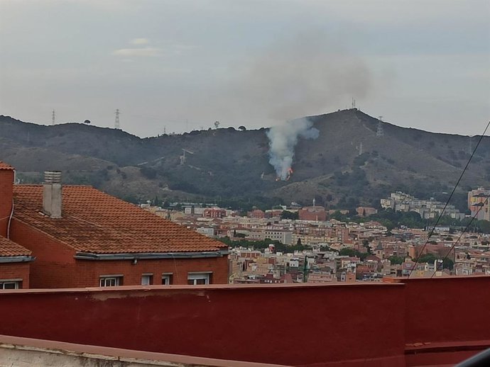 Vista del incendio que se ha declarado este miércoles 26 de mayo por la tarde en la montaña de Collserola, cercano al barrio de Canyelles, en el barcelonés distrito de Nou Barris.