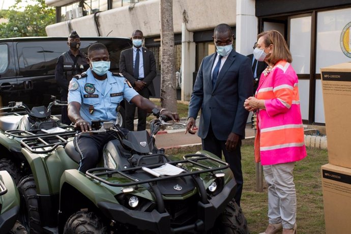 La secretaria de Estado de Asuntos Exteriores, Cristina Gallach, entrega quads y otro material al ministro del Interior de Costa de Marfil, Vagondo Diomande