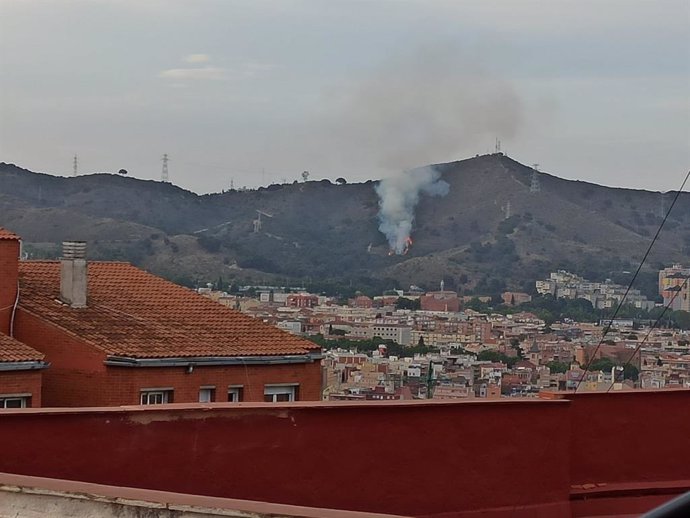 Vista de l'incendi que s'ha declarat aquest dimecres 26 de maig a la tarda a la muntanya de Collserola, proper al barri de Canyelles, en el barceloní districte de Nou Barris.