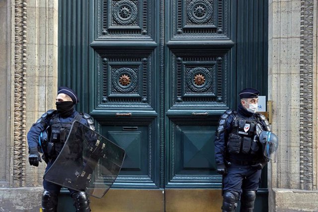 Archivo - Un grupo de agentes de la Policía francesa