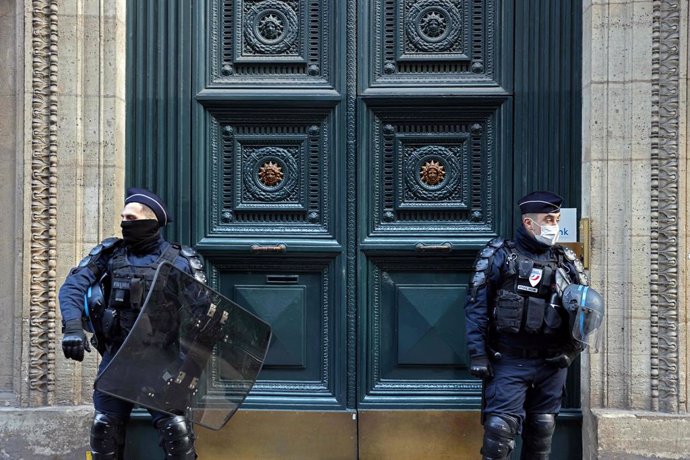 Archivo - 06 April 2021, France, Paris: Police officers stand guard in front of the main door of the Palais Vivienne event venue in the French capital. According to a report by French TV channel M6, a "secret" luxury dinners have taken place in Paris, i