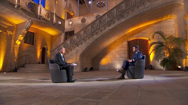 El presidente de la Generalitat, Pere Aragonès, i el periodista y director de TV3, Vicent Sanchís, durante la primera entrevista televisada del nuevo jefe del ejecutivo catalán desde que asumió el cargo, este miércoles 26 de mayo de 2021.