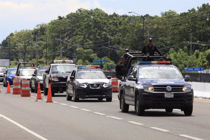 Archivo - 12 June 2019, Mexico, Tapachula: Vehicles of the Navy, the Federal Police and the National Institute of Migration are pictured during a security operation to check private cars and public transport to detect illegal migrants on the highway. Ph
