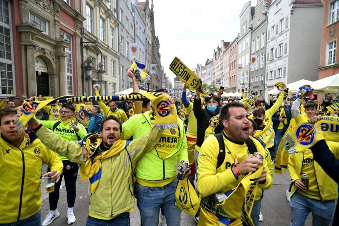 26 May 2021, Poland, Gdansk: Villarreal fans cheer in the streets of the city of Gdansk, before the UEFA Europa League final soccer match betweeen Villarreal and Manchester United. Photo: Rafal Oleksiewicz/PA Wire/dpa