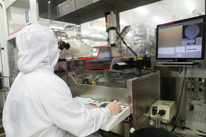 A staff member works at a workshop of a semiconductor company in Shanghai, east China, Feb. 10, 2020. [Photo/Xinhua]
