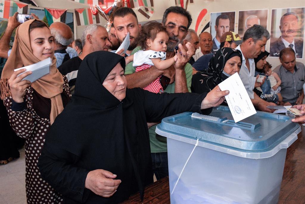 Cierran las urnas en Siria tras una ampliación de 5 horas de la jornada electoral por la alta participación - Vimarsana News