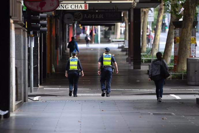 Archivo - Policías caminan por Swanston Street en Melbourne, mientras el estado de Victoria está en un confinamiento de cinco días por la cepa de coronavirus altamente infecciosa del Reino Unido.